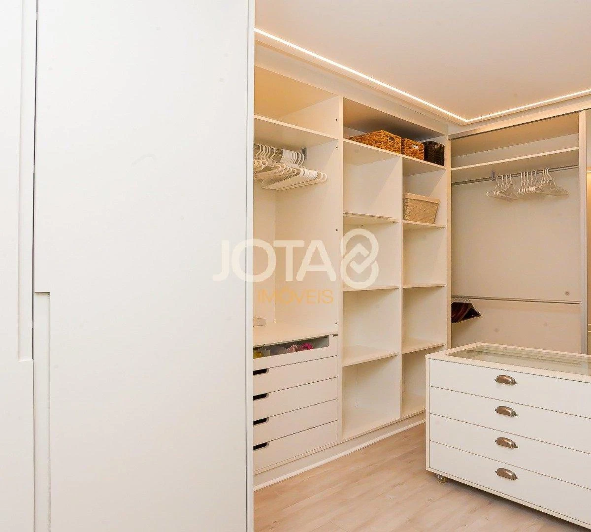 Furnished 3-bedroom apartment with 201 m² — photo 35