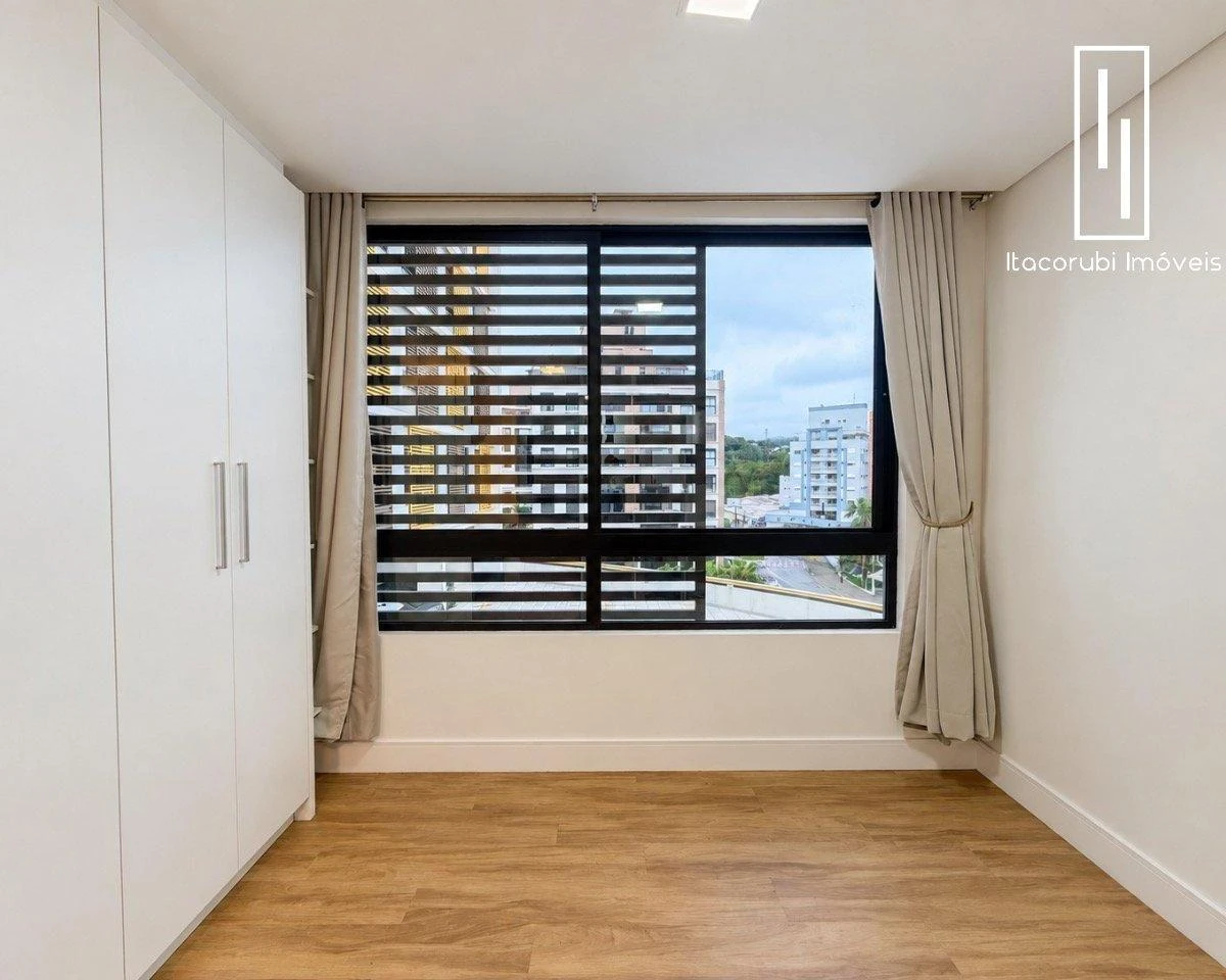 Floor-to-ceiling windows in a one-bedroom apartment, 32 m² — photo 10