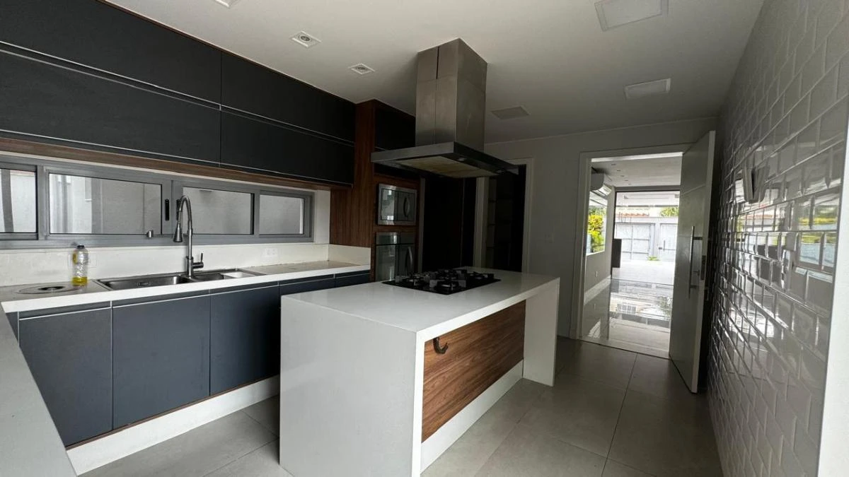 Condominium house with 3 en-suite bedrooms and 300 m² — photo 15