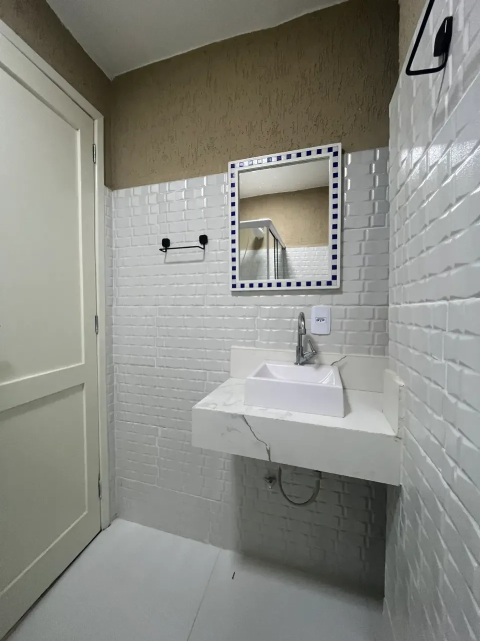 Furnished 1-bedroom apartment with a 1-bath glass shower — photo 8