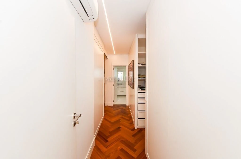 266 m² apartment with a walk-in closet and a bathtub — photo 5