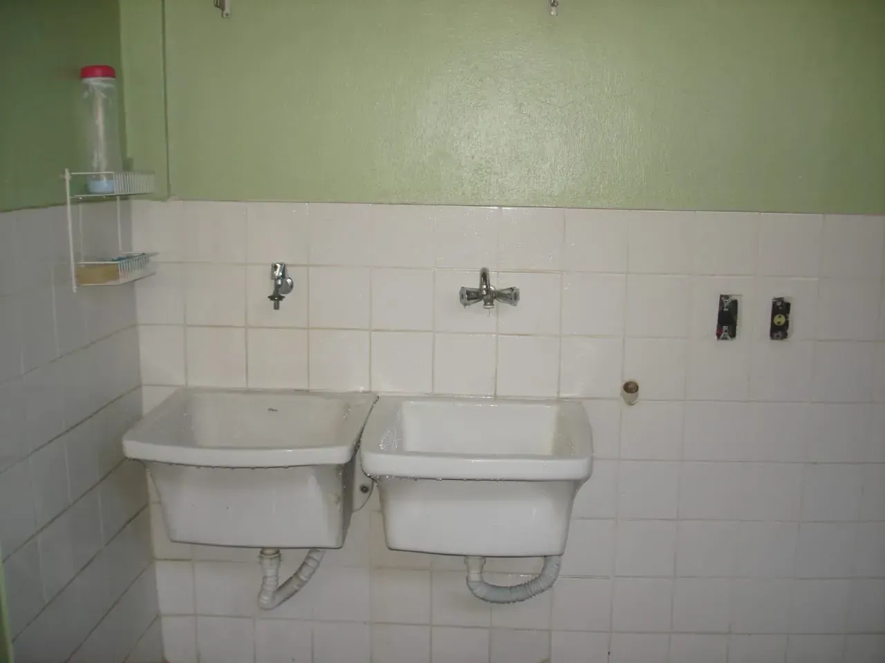 Bathtub in a 5-bedroom house, 240 m² — photo 46