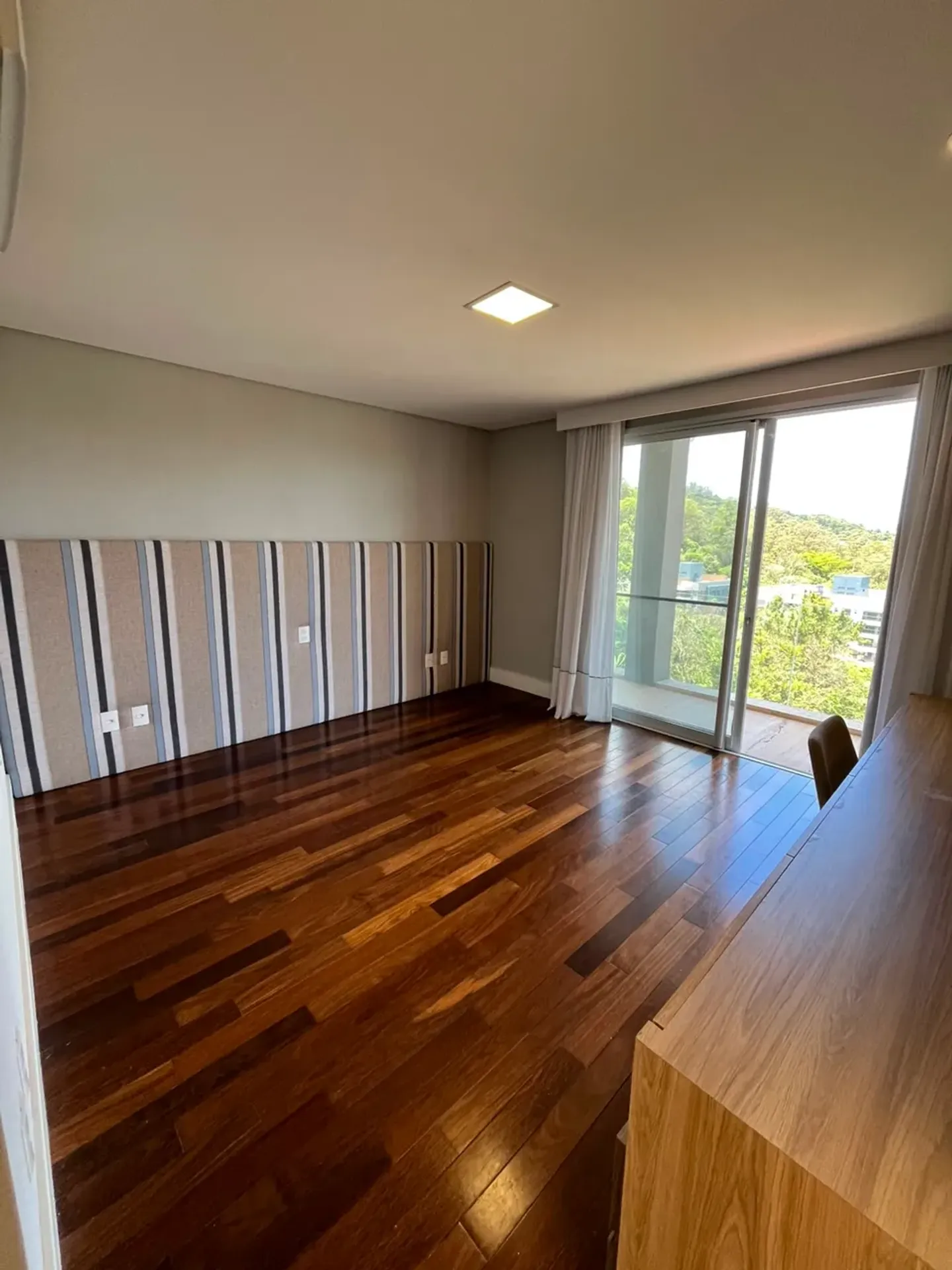 Casa de 1000 m² con vista al agua y chimenea — photo 19