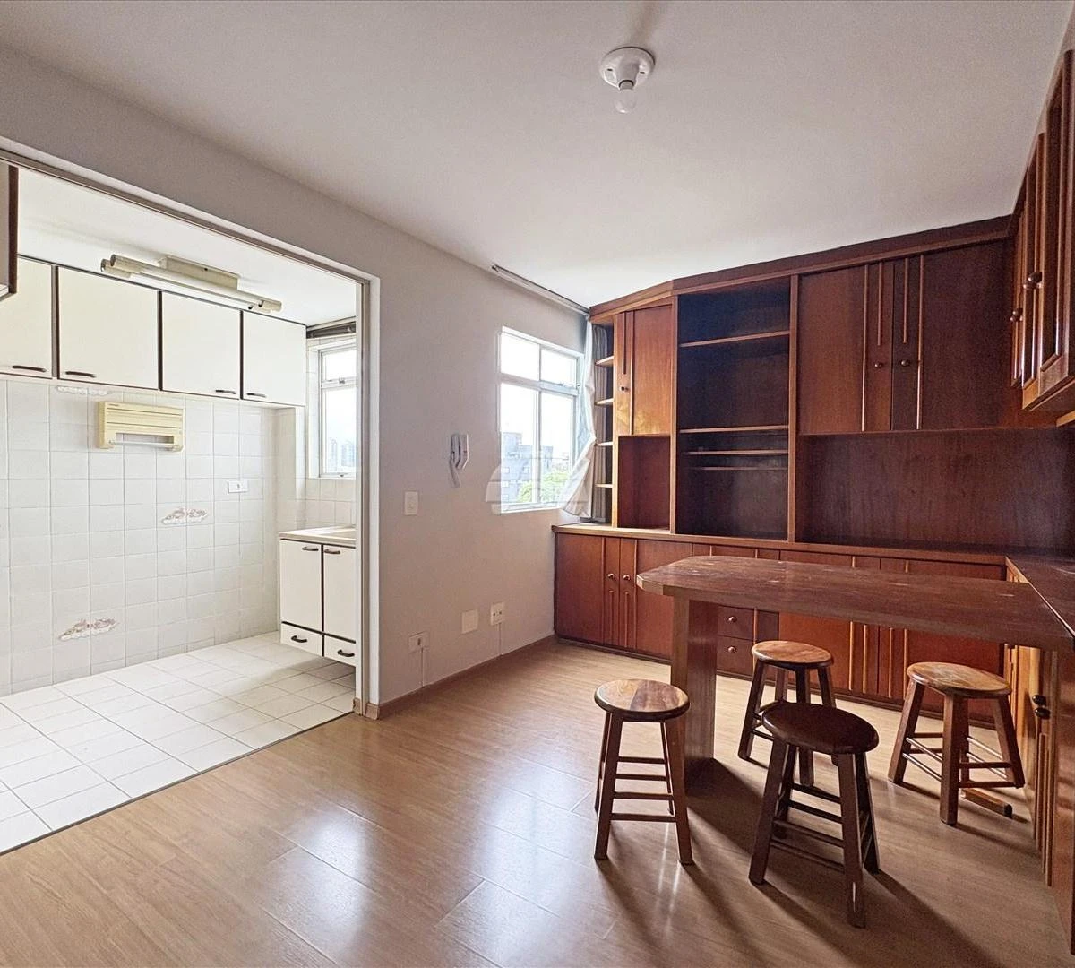 Wood or laminate floors in a one-bedroom apartment, 36 m²
