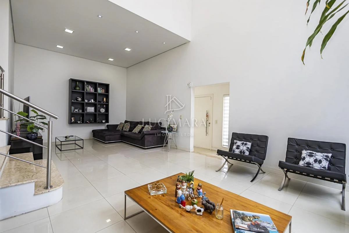 Bathtub in a 4-bedroom house, 400 m² — photo 6