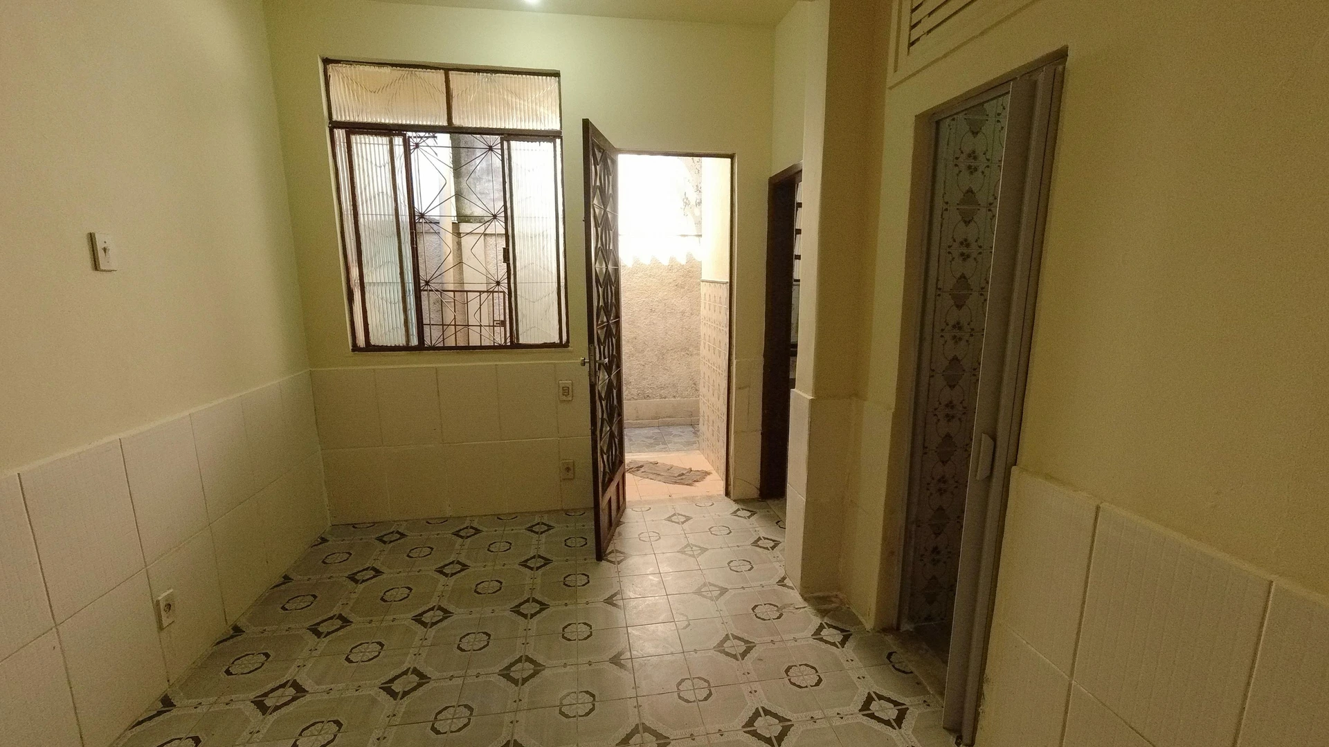 Unfurnished house with a balcony and private garden — photo 12