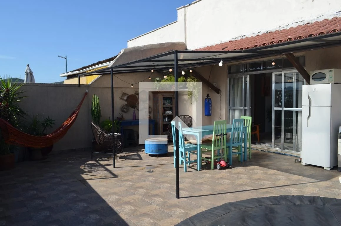 3-bedroom apartment in a building with a pool — photo 32