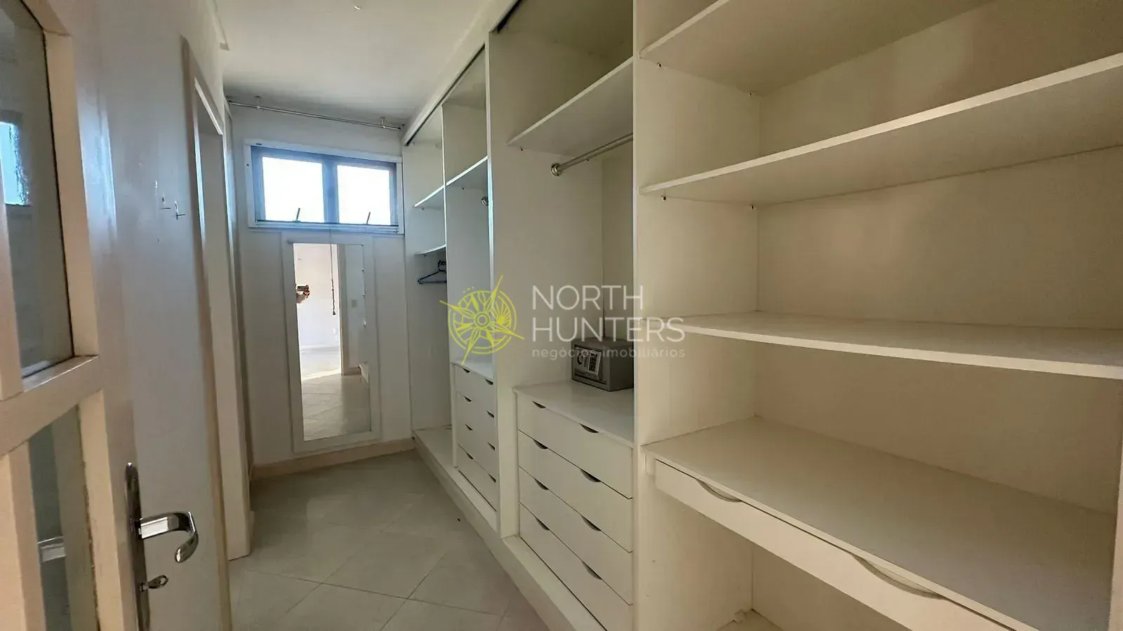 House with 4 bedrooms and shared pool area — photo 19