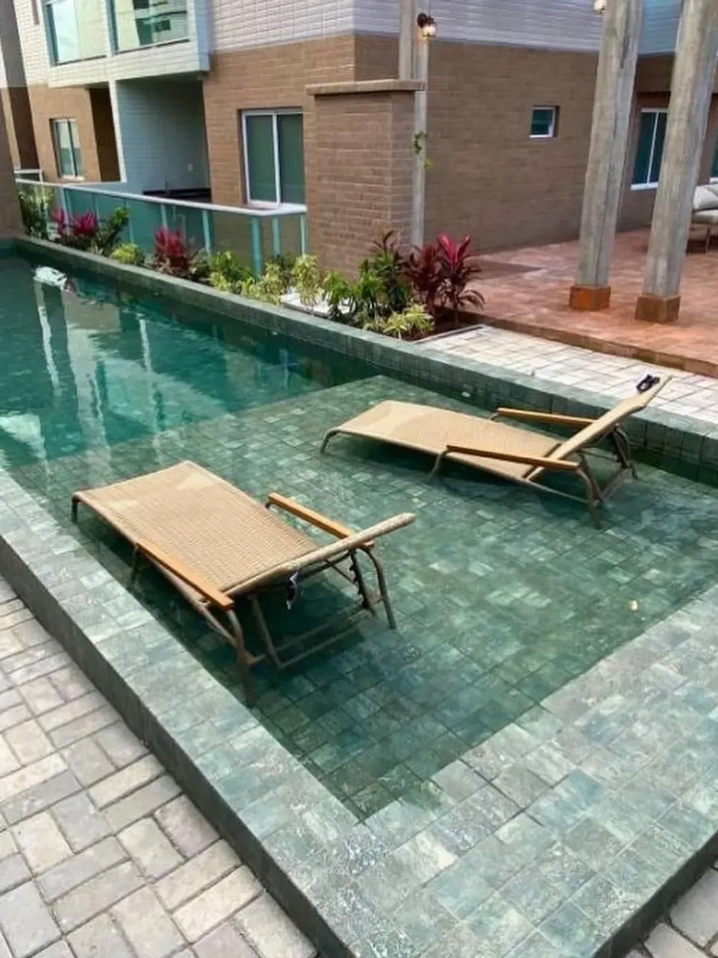 2-bedroom apartment with 1 en-suite bathroom and 1 parking