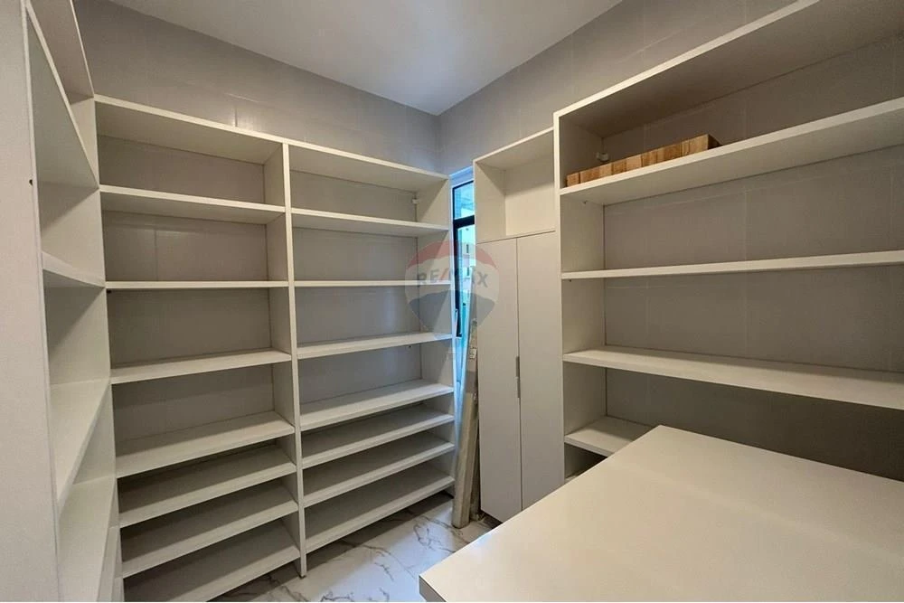 Furnished apartment, 132 m², with a glass-enclosed balcony — photo 43