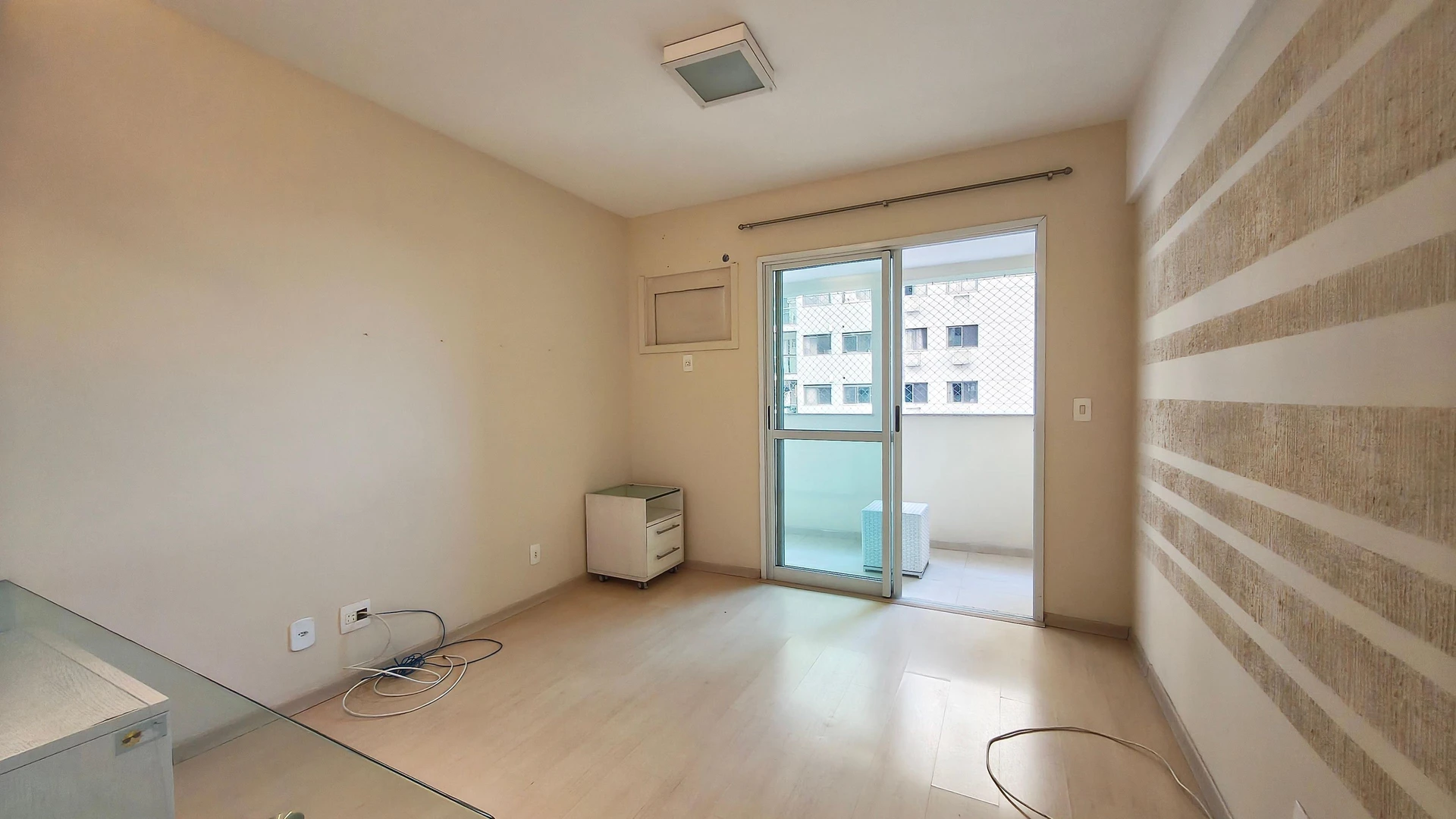 Rent-ready 2-bedroom apartment with balcony — photo 4