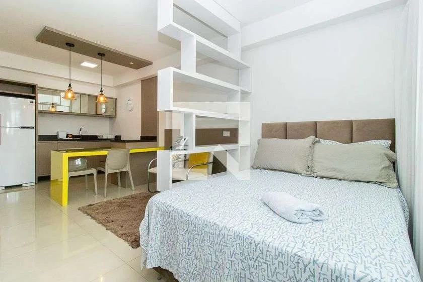 Studio mobiliado de 33 m² com área de trabalho pronta