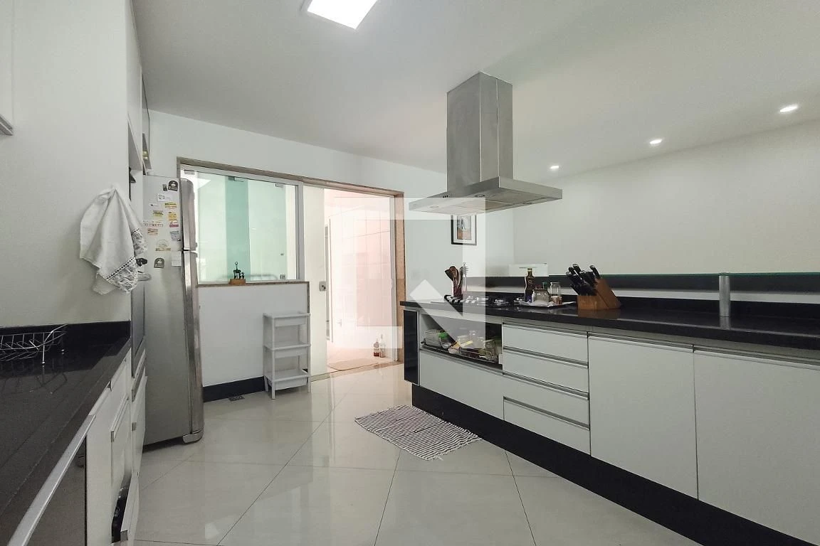 460 m² house with a water view and a private pool — photo 37