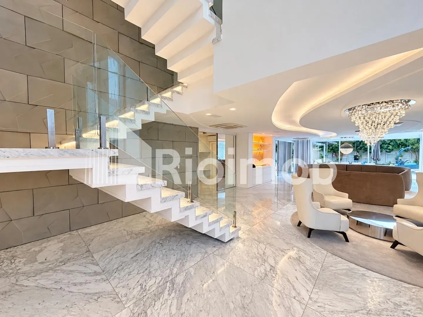 Ванна та 5 спалень: будинок 889 м² — photo 31