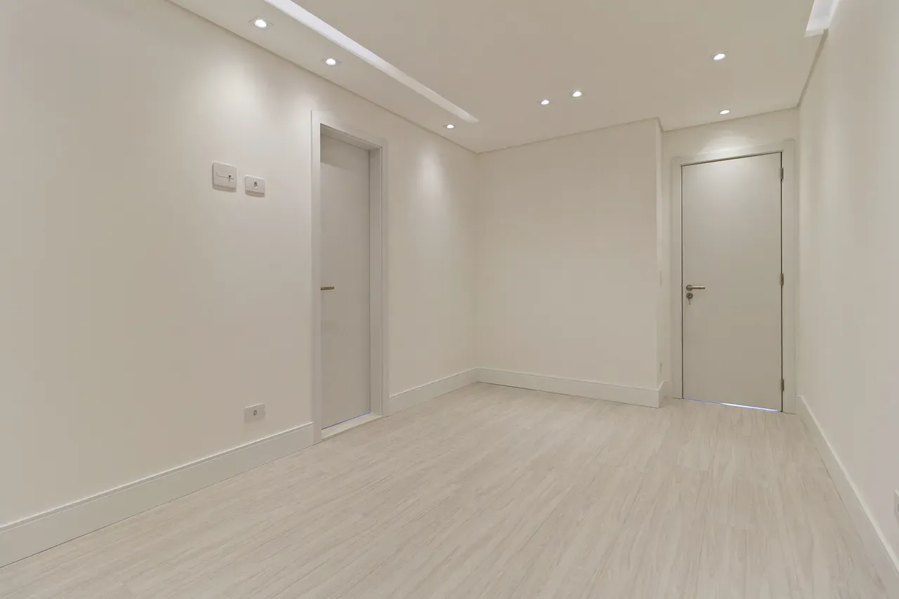 Balcony with a grill in a 4-bedroom apartment, 158 m² — photo 52