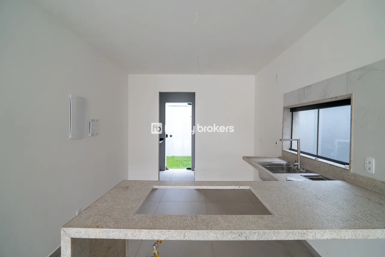 House with open-plan kitchen and 4 bedrooms, 220 m² — photo 2