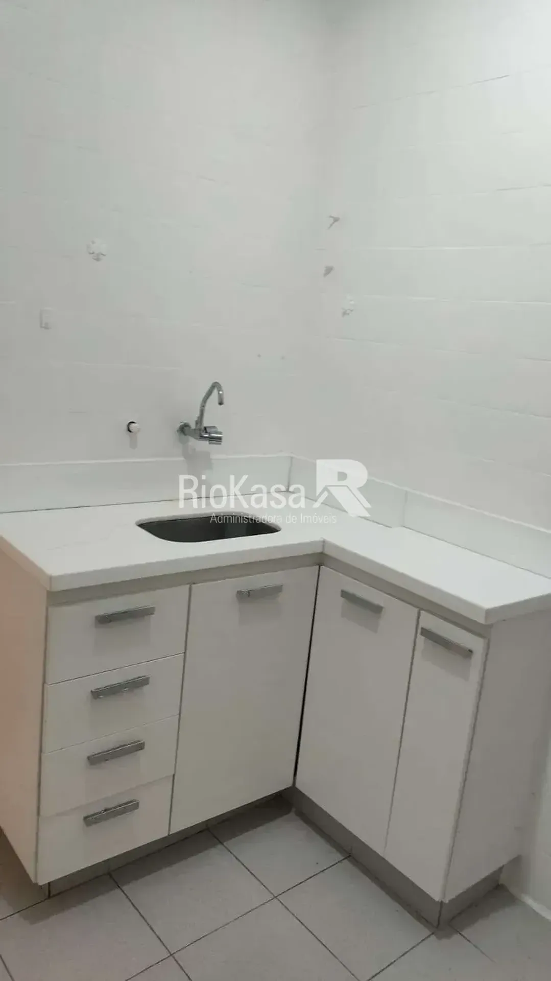 Wood or laminate floors in a 3-bedroom apartment, 85 m² — photo 18