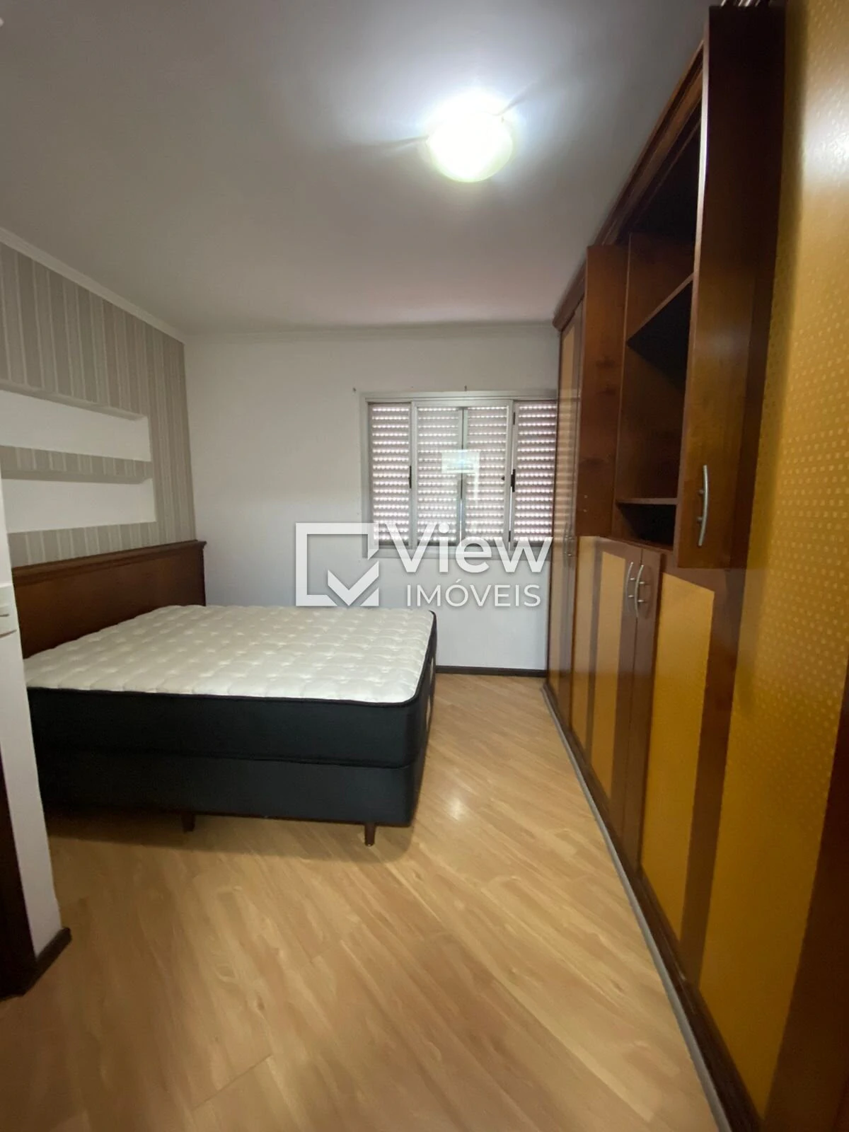 3-bedroom apartment with wood or laminate floors — photo 3
