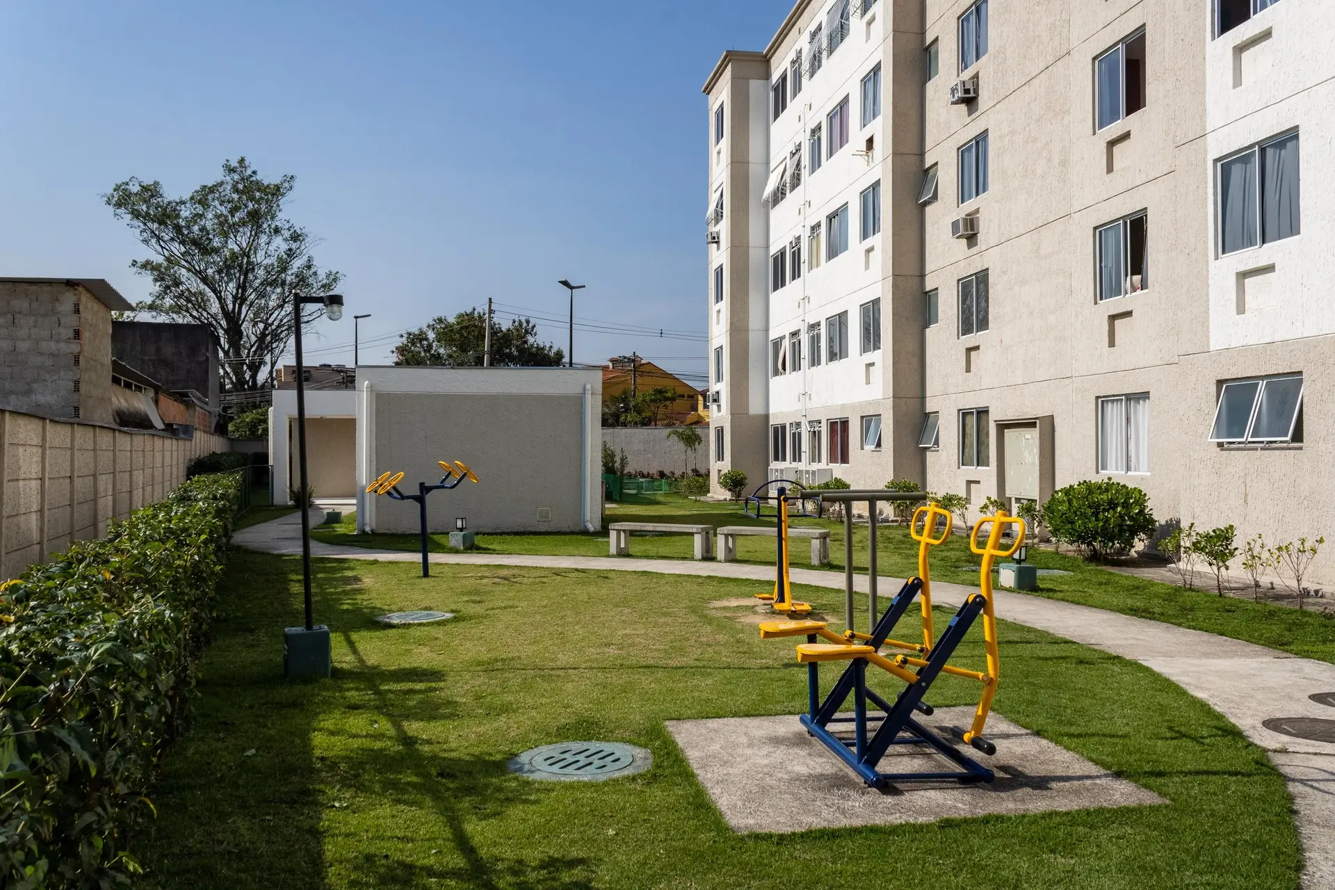 2-bedroom apartment in a building with a gym — photo 48