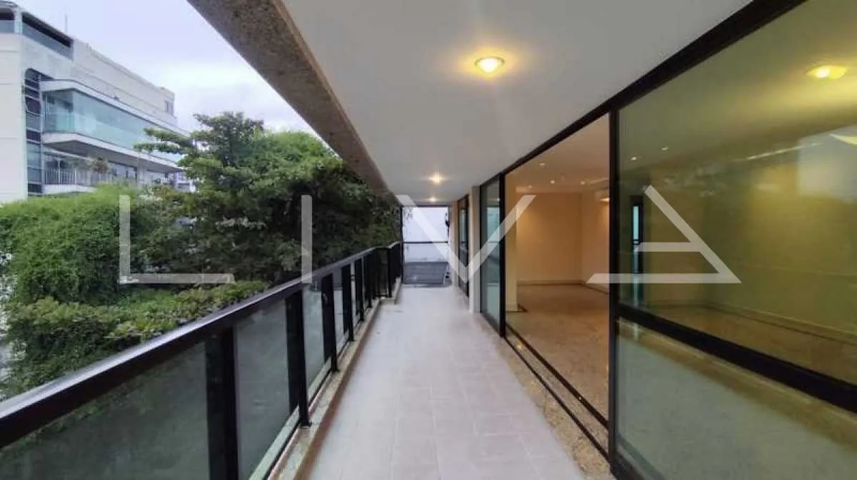 Walk-in closet in a 3-bedroom apartment, 165 m² — photo 3