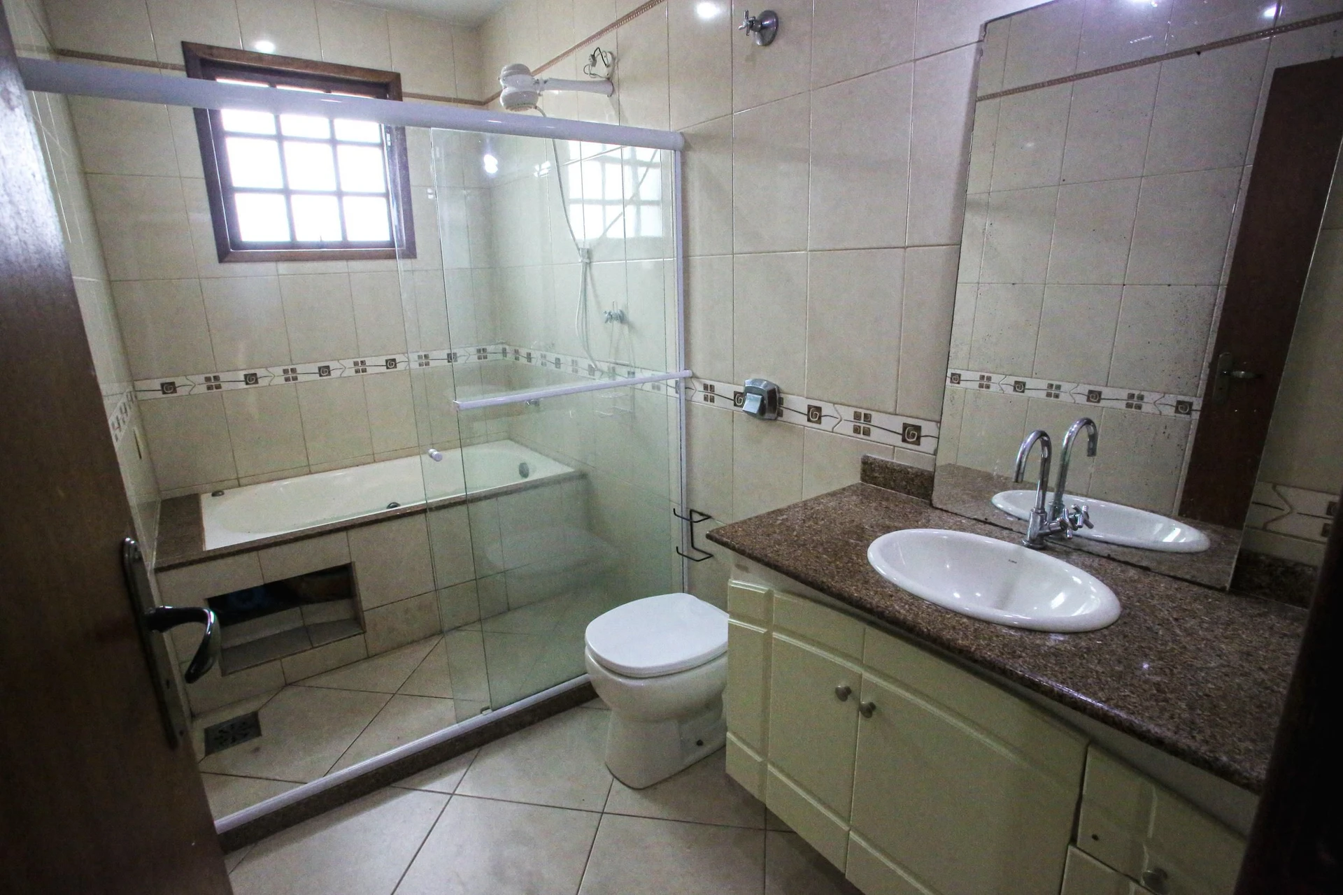 4-bedroom house with a bathtub in Rio de Janeiro — photo 22