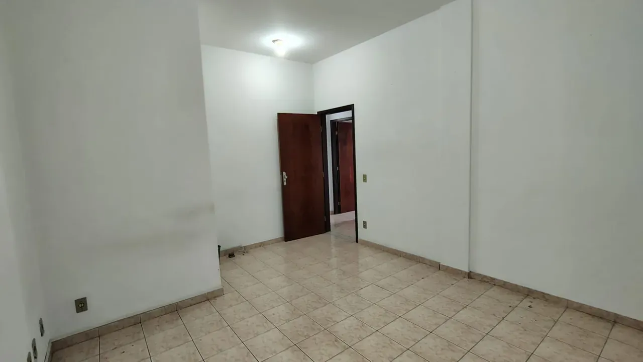 Unfurnished house with 7 bedrooms and 1 suite — photo 27