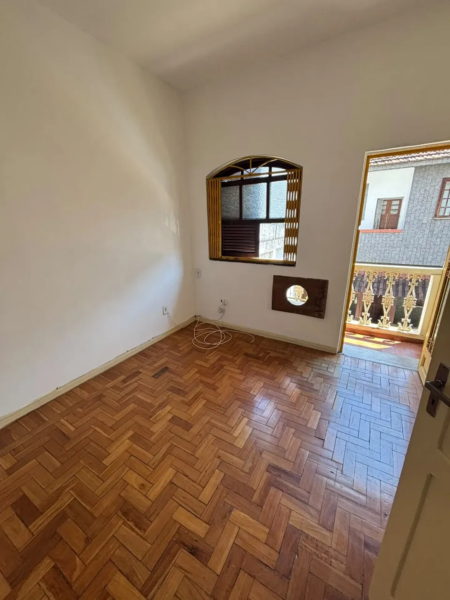 Balcony with a grill in a 2-bedroom house, 120 m² — photo 13