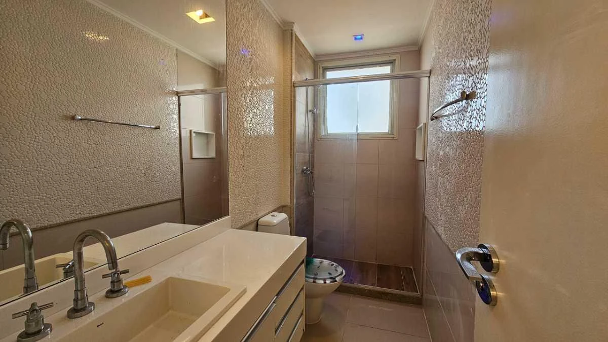 299 m² apartment with 4 en-suite bedrooms and laundry washer — photo 5