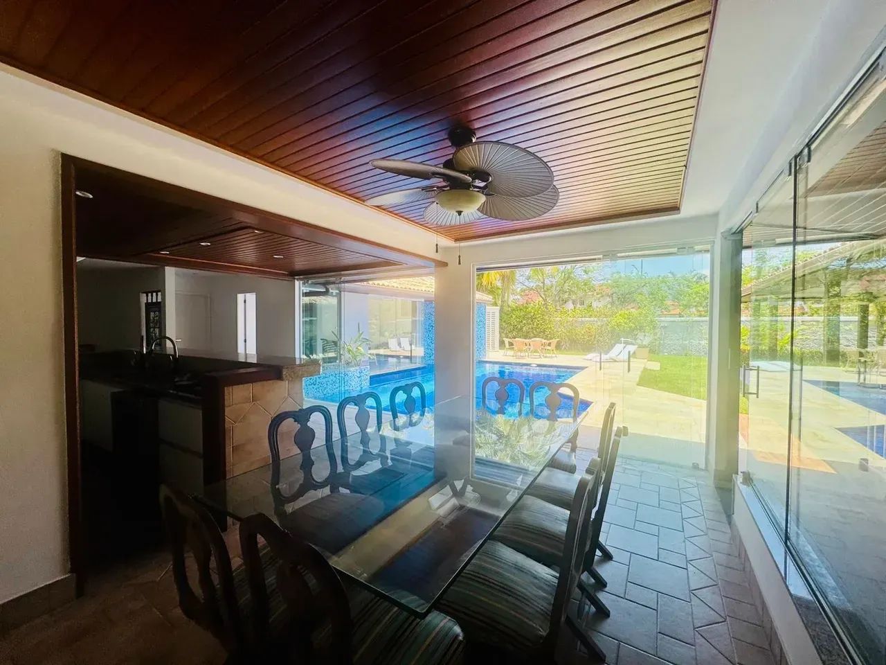 House with 5 suites and an integrated kitchen — photo 57