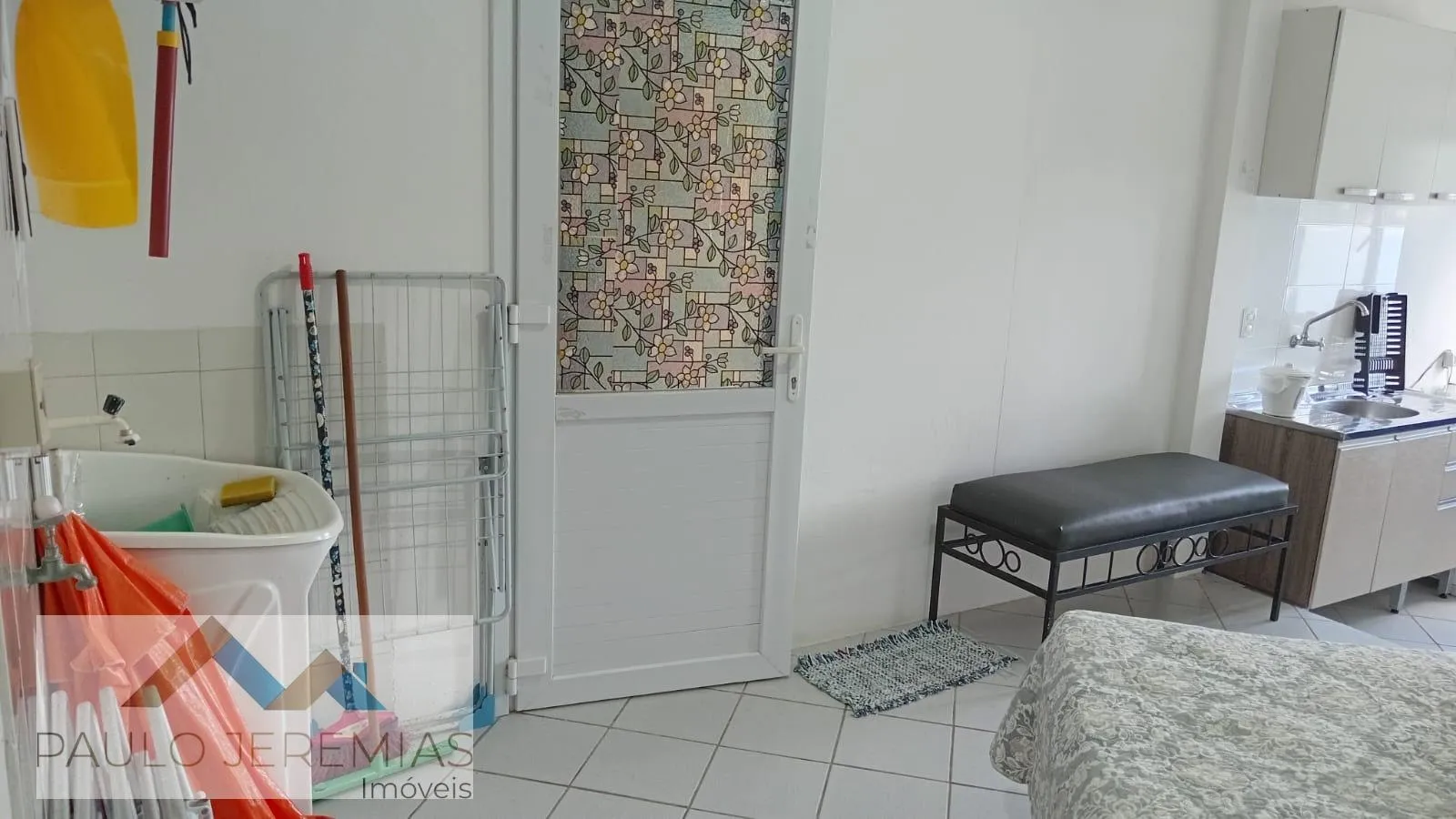 Furnished 2-bedroom apartment with a gas cooktop — photo 12