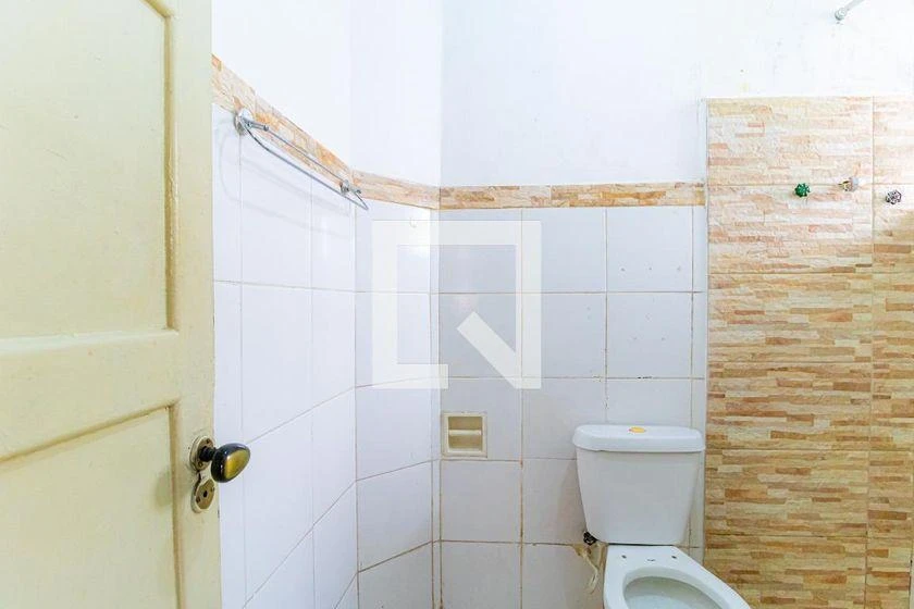 Rental apartment with 2 bedrooms and a laundry utility sink — photo 17