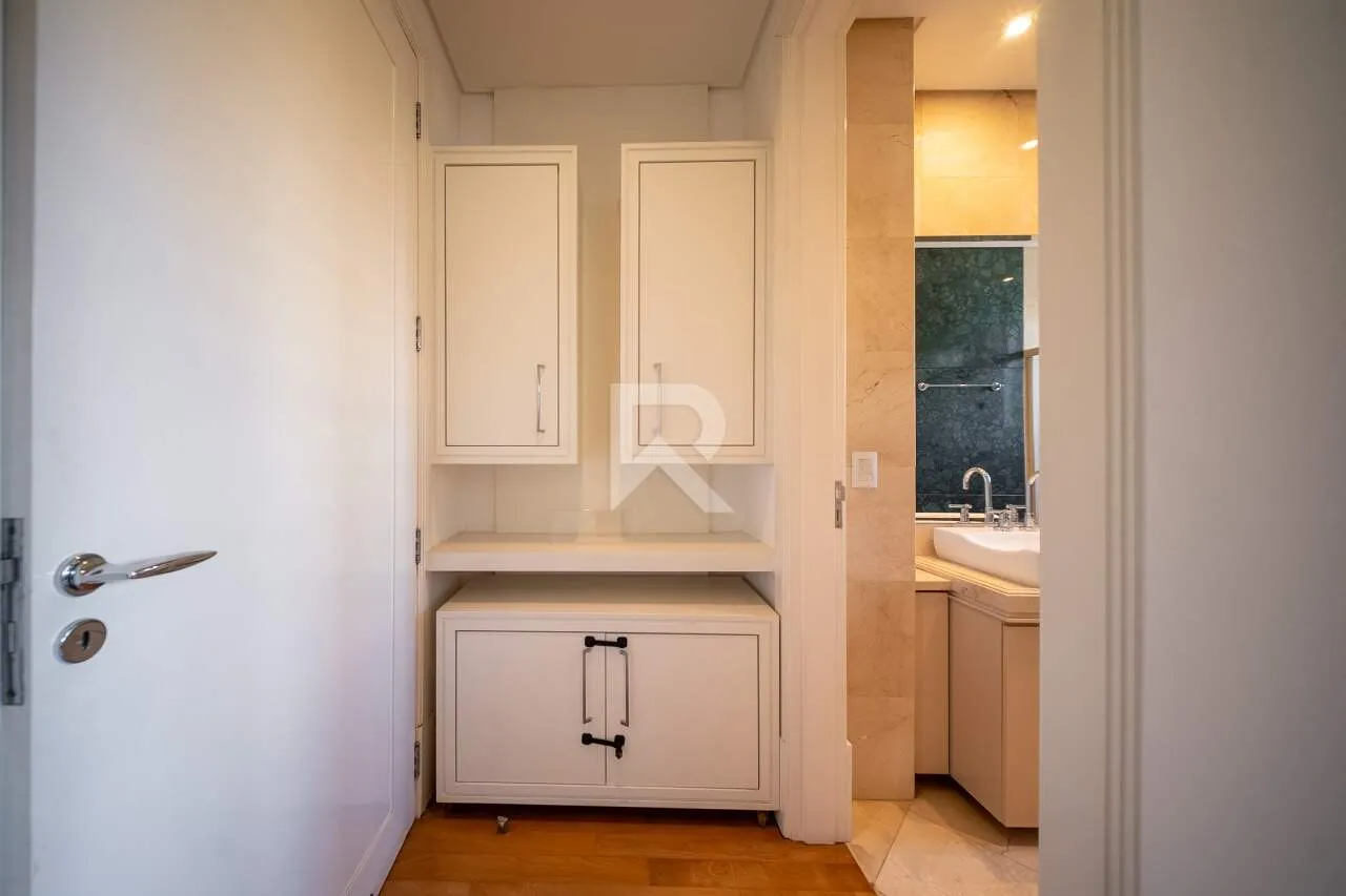 344 m² apartment with floor-to-ceiling windows and a bathtub — photo 51