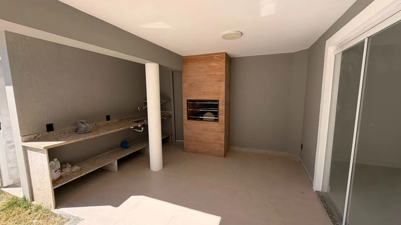 Casa sem mobília com 5 quartos e churrasqueira na varanda