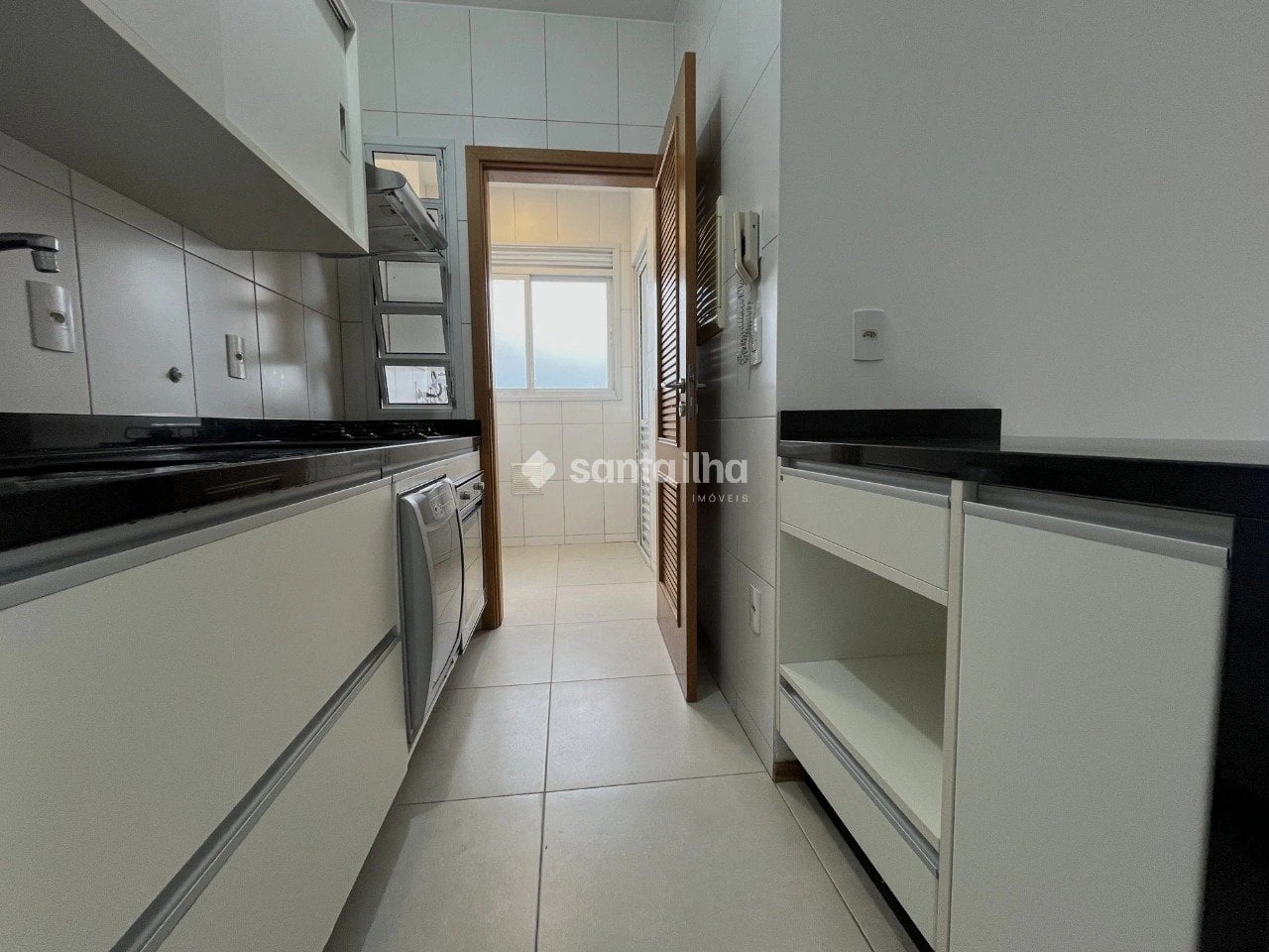 Balcony with a grill in a 2-bedroom apartment, 128 m² — photo 3
