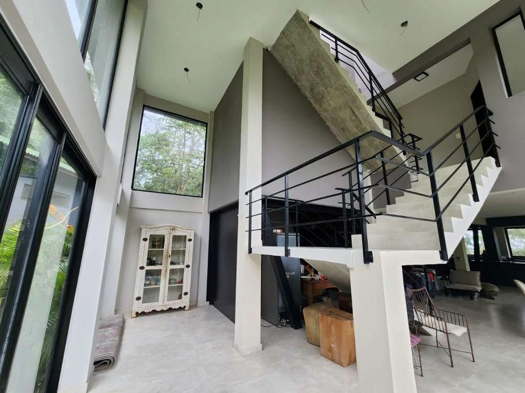 House with 4 en-suite bedrooms and an open-plan kitchen — photo 4