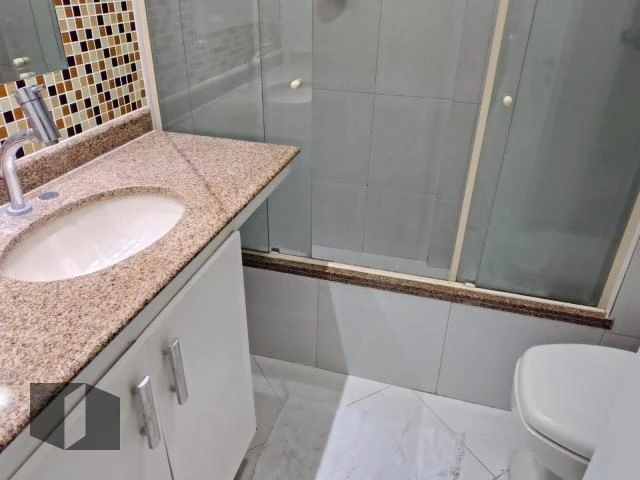Glass-enclosed balcony in a 4-bedroom apartment, 143 m² — photo 35