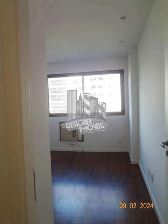 Balcony with a grill in a 3-bedroom apartment, 129 m² — photo 25