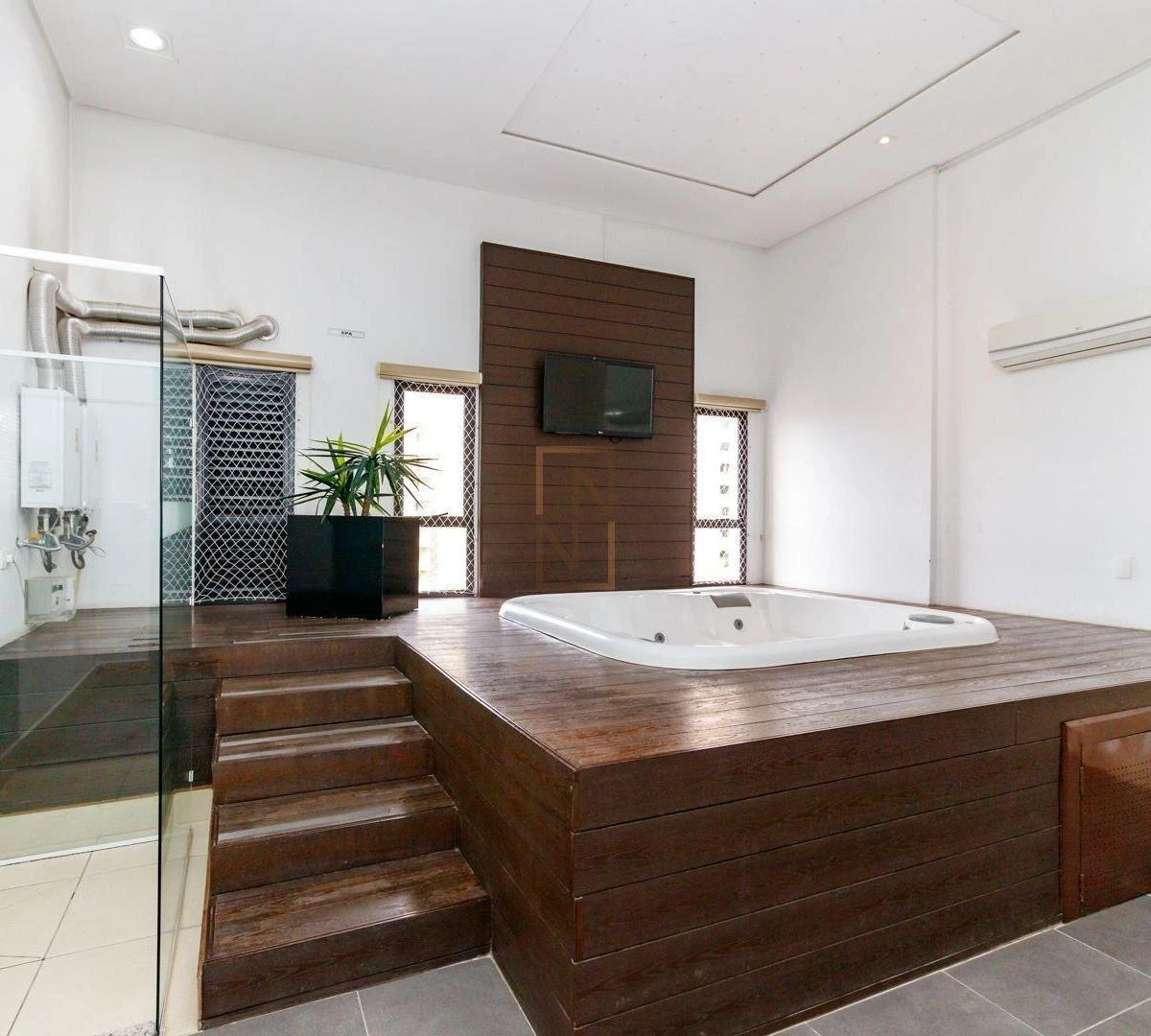 One-bedroom apartment in a building with a sauna — photo 14