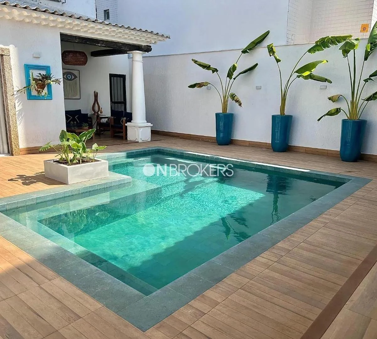 House, 800 m², with a grill on the balcony — photo 7
