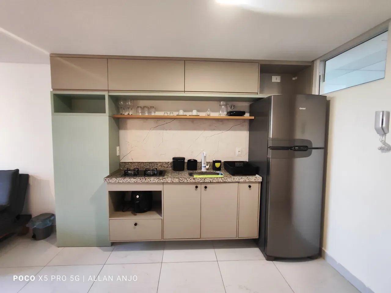 Furnished 1-bedroom apartment with open-plan kitchen — photo 2