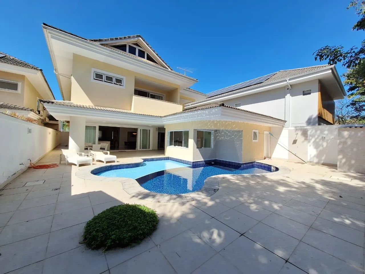 Furnished house with 4 bedrooms and 5 bathrooms — photo 18