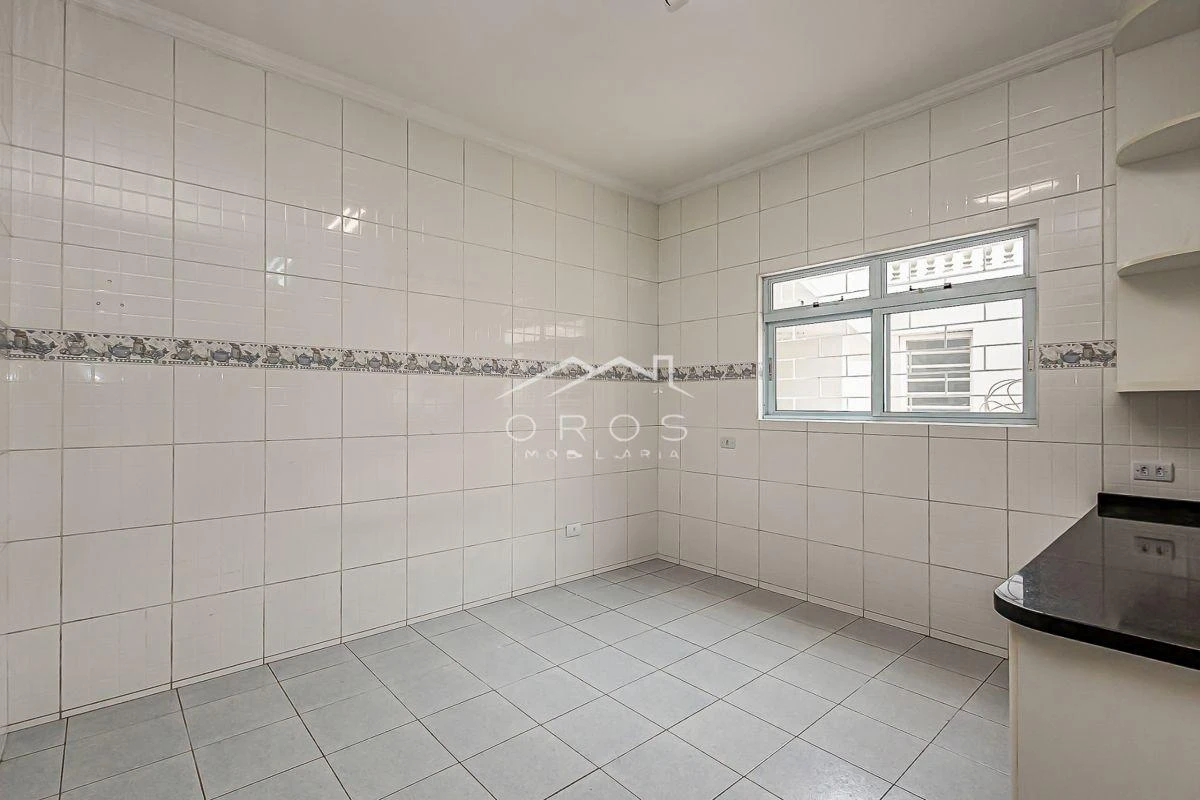 House with 4 bedrooms, 4 baths and 4 parking spots