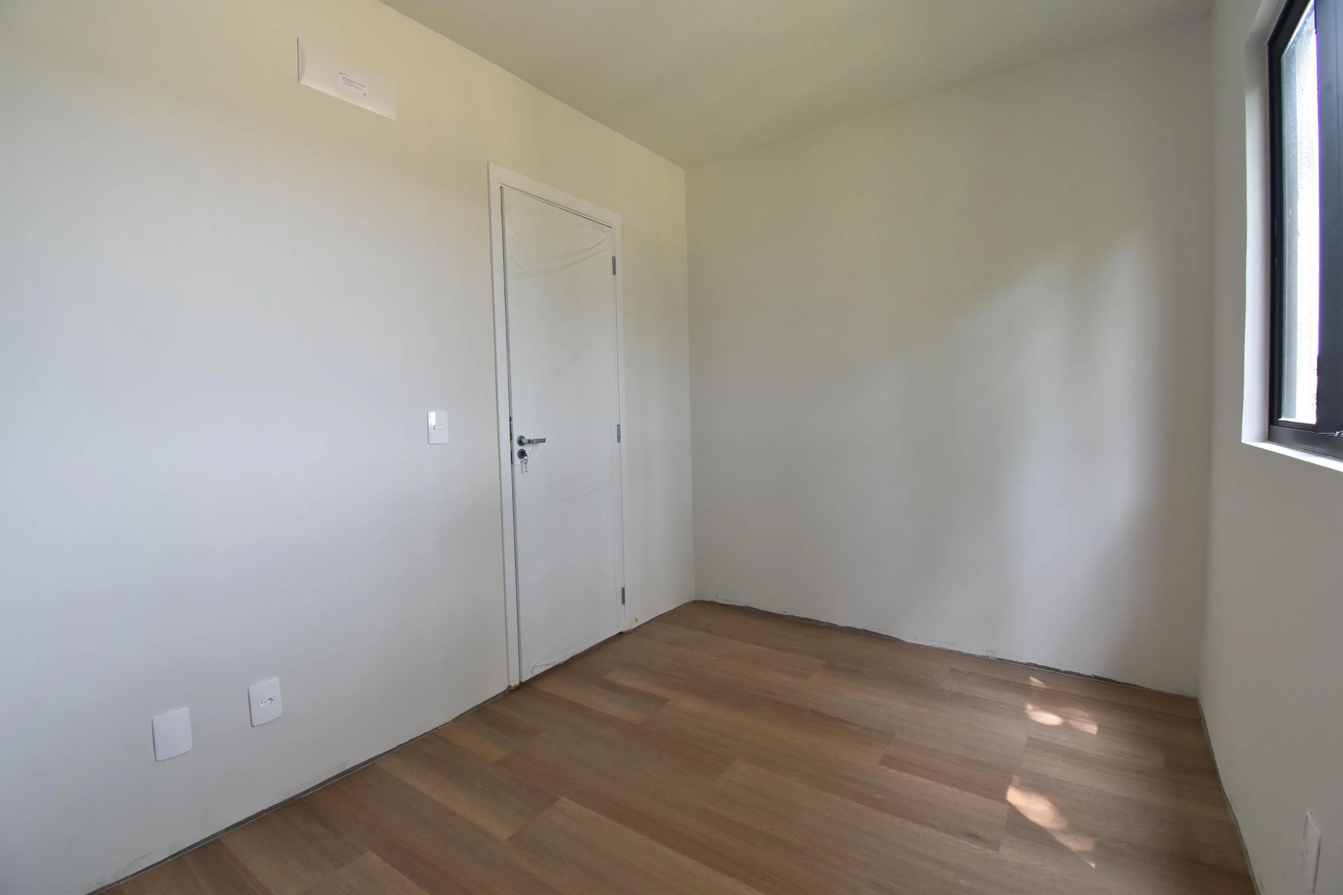 Balcony with a grill in a 3-bedroom apartment, 64 m² — photo 15