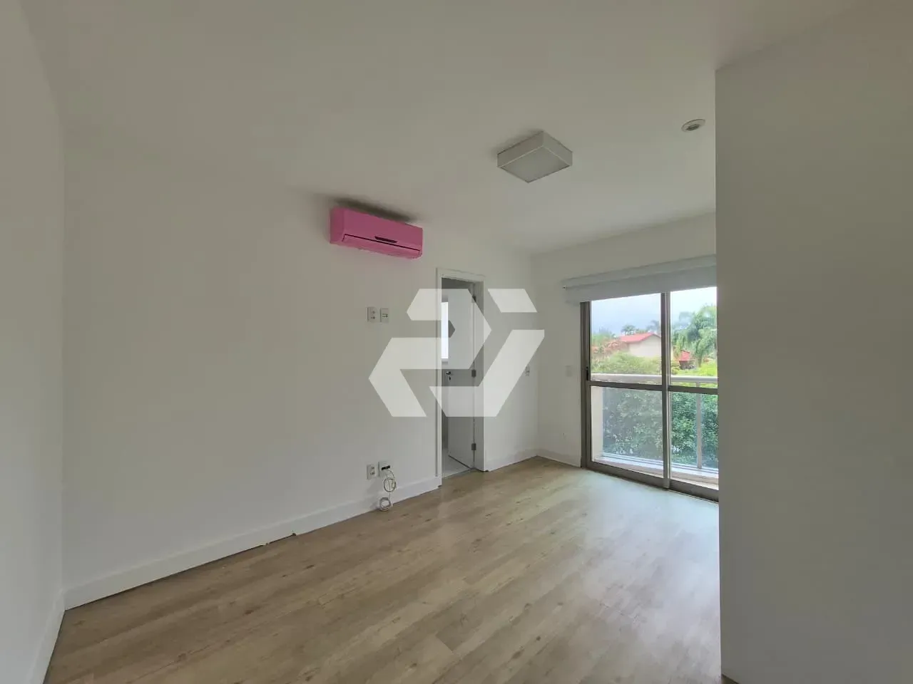 4-bedroom apartment with an enclosed glass balcony — photo 31