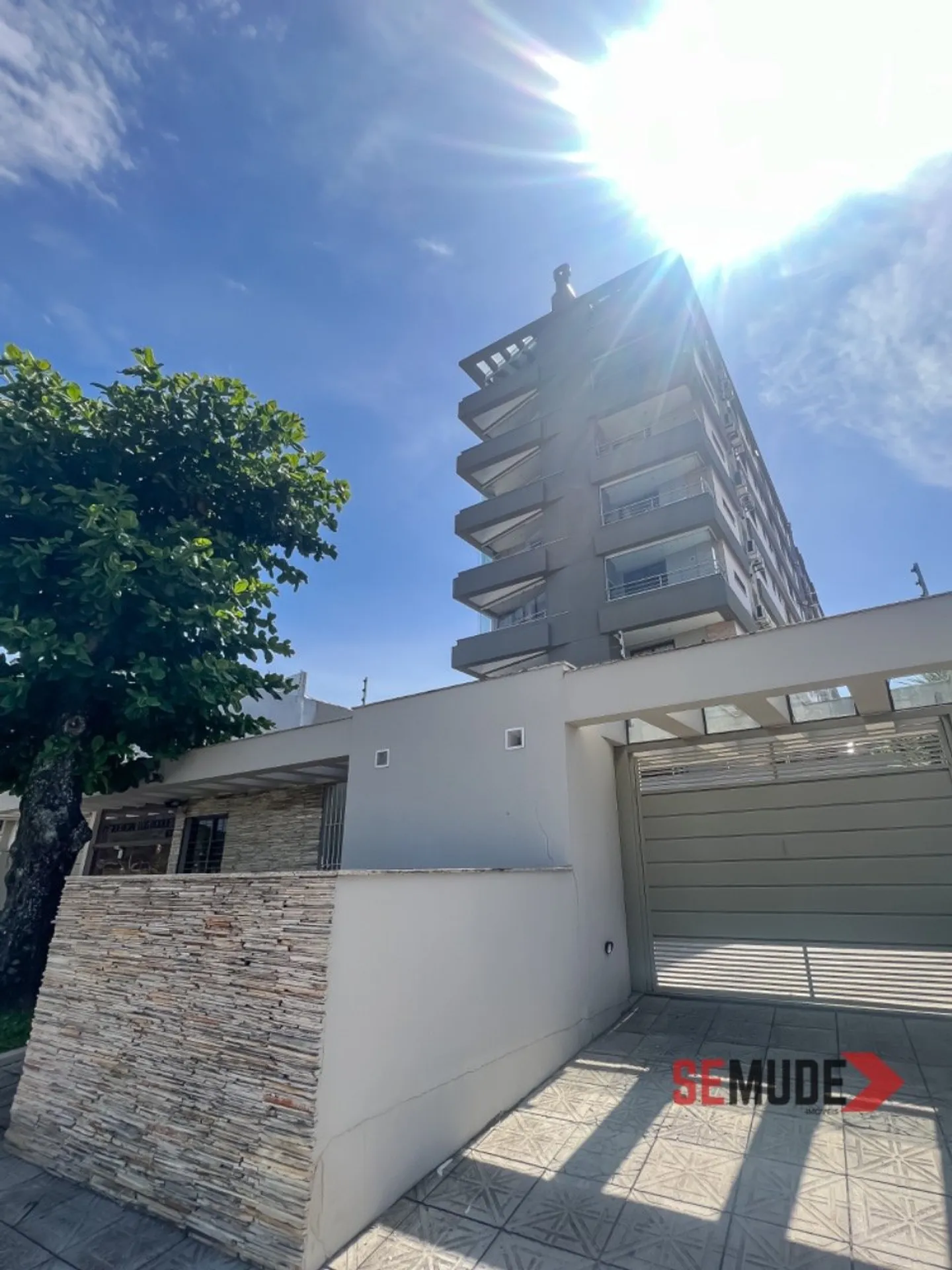 Balcony with a grill in a 2-bedroom apartment, 66 m² — photo 21