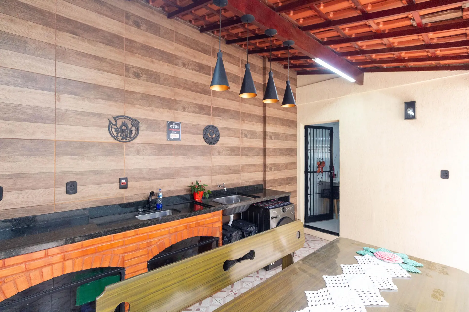 Balcony with a grill in a 2-bedroom house, 80 m² — photo 17