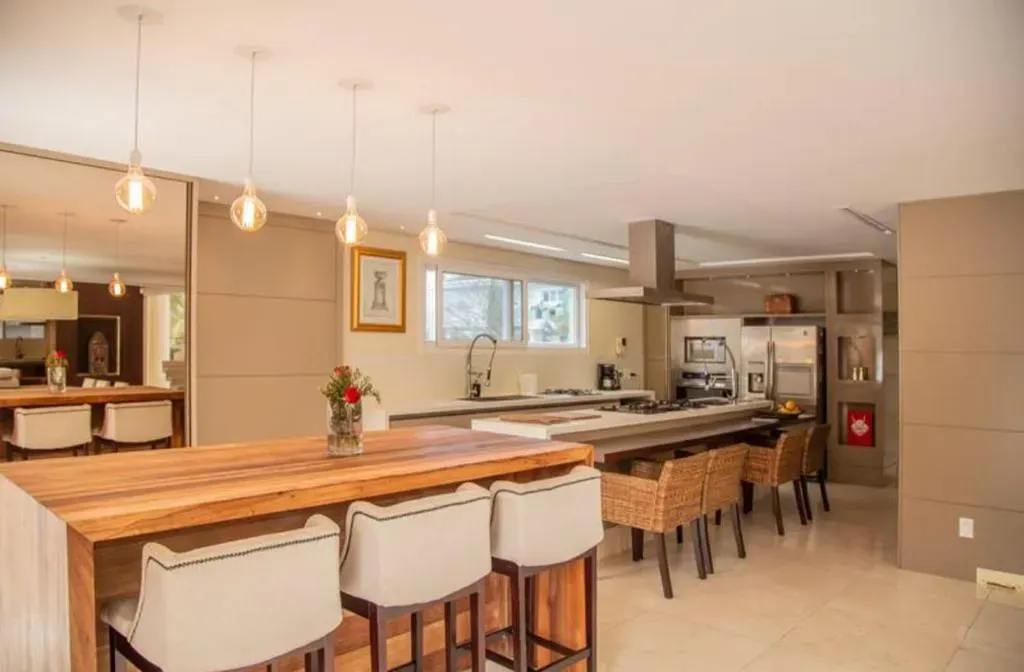 Casa com 6 suítes e área de piscina compartilhada — photo 4