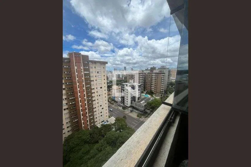 Glass-enclosed balcony in a one-bedroom apartment, 48 m² — photo 19