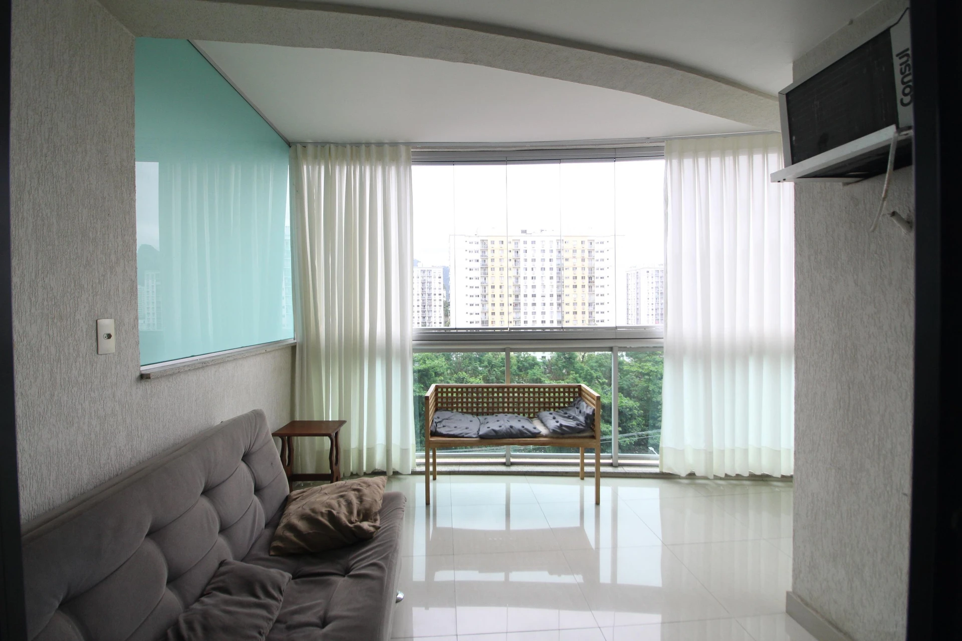 Glass-enclosed balcony in a 3-bedroom apartment, 77 m² — photo 4