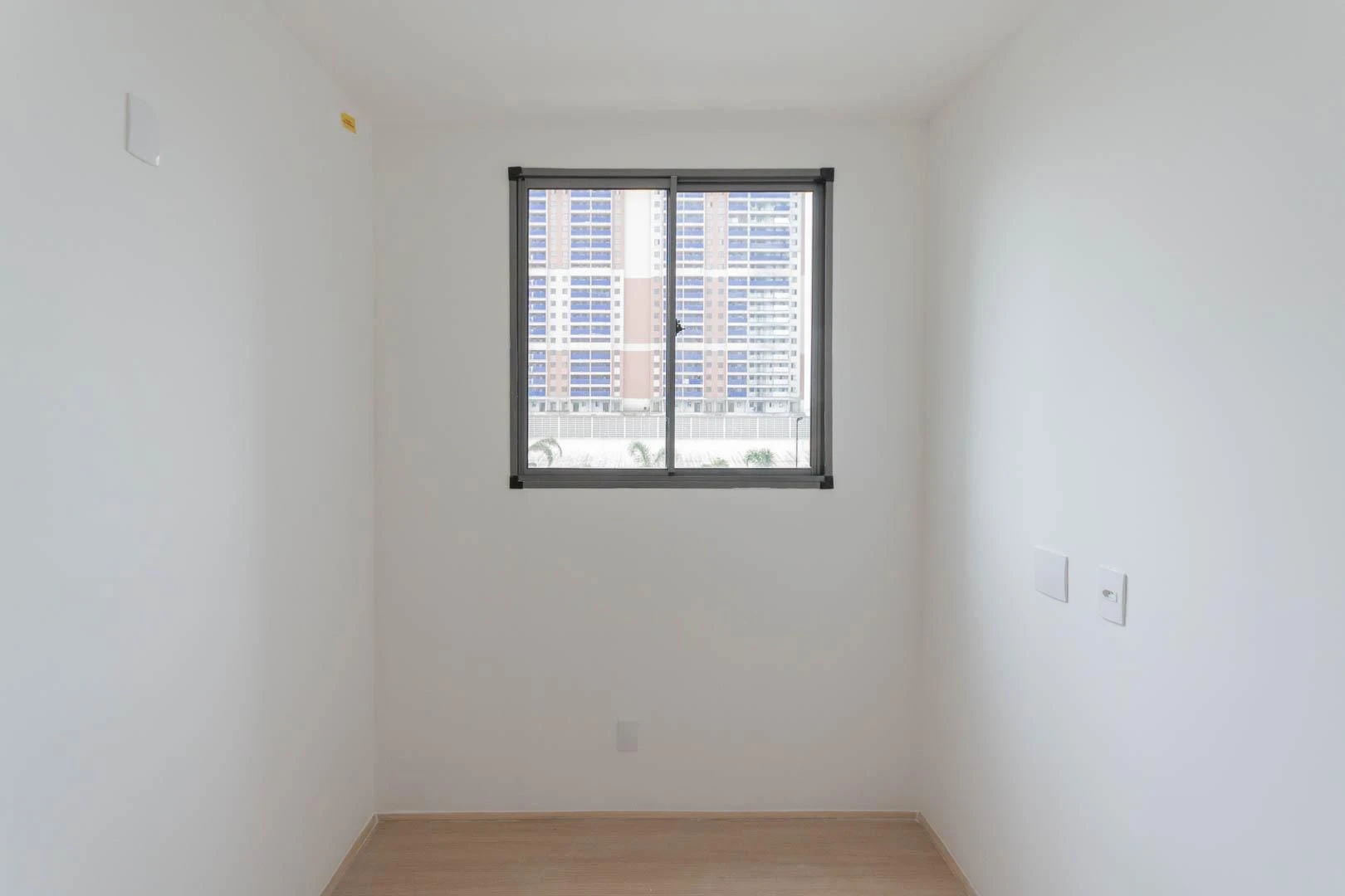 2-bedroom apartment with a suite and a glass balcony — photo 14